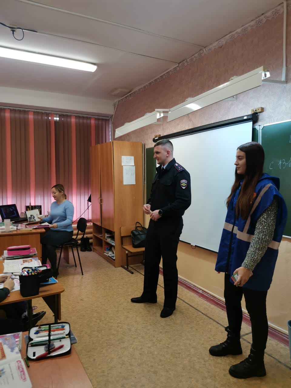 14 ноября сотрудник ГИБДД Иван Сергеевич Максимов провел очередную серию бесед с учащимися о безопасности дорожного движения.