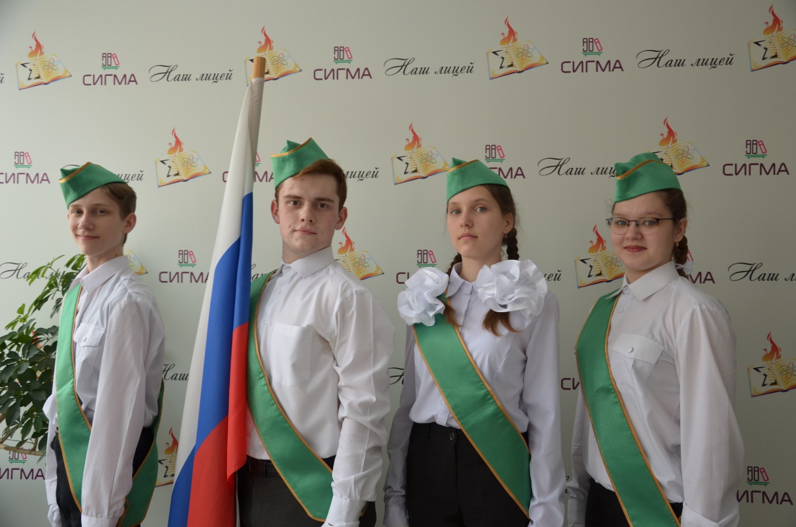 21 апреля прошел городской конкурс знаменных групп «Равнение на знамя!».