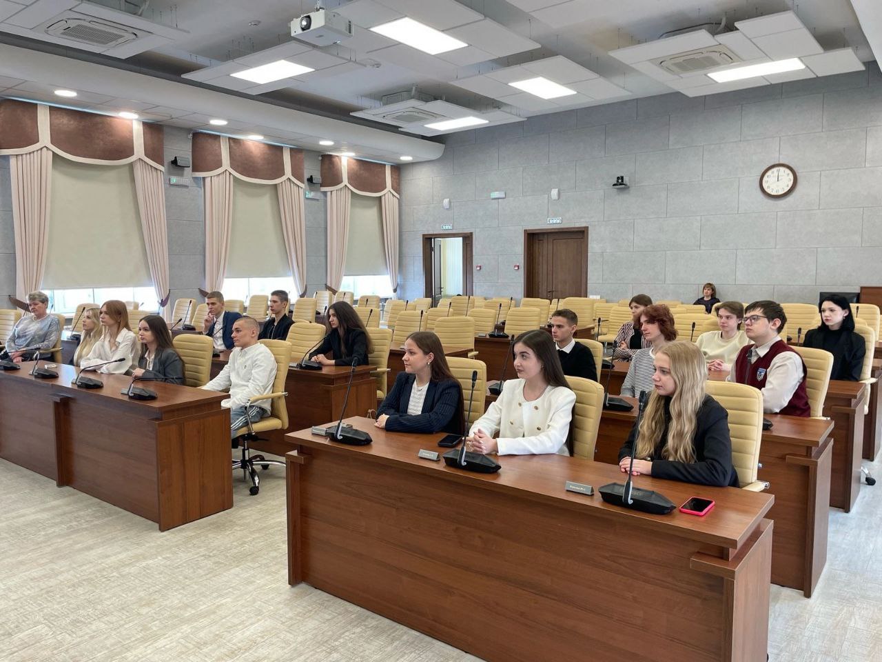27 февраля ученики 10А класса вместе с классным руководителем О.А. Прошиной побывали на экскурсии в Барнаульской городской Думе..