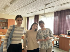 В преддверии Дня филолога ученики 5 «В» класса решили порадовать тех, кто открывает им.