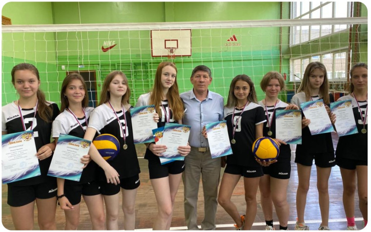 25 апреля команда девушек нашего лицея заняла 2 место в первенстве города по волейболу в младшей возрастной группе под руководством учителя физкультуры Виктора Михайловича Пестрецова.