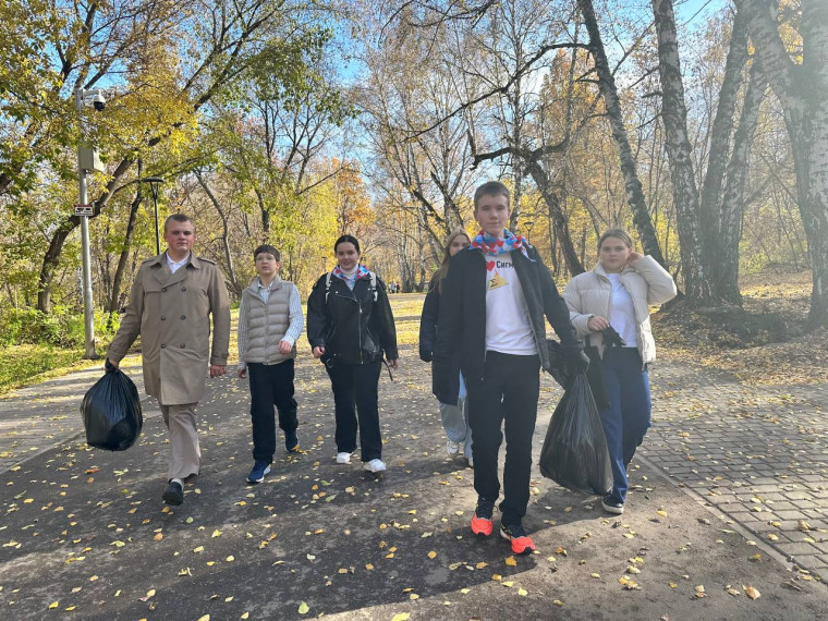 11 октября ученики 9 «А»класса Козленко Алексей (председатель первичного отделения РДДМ в лицее).