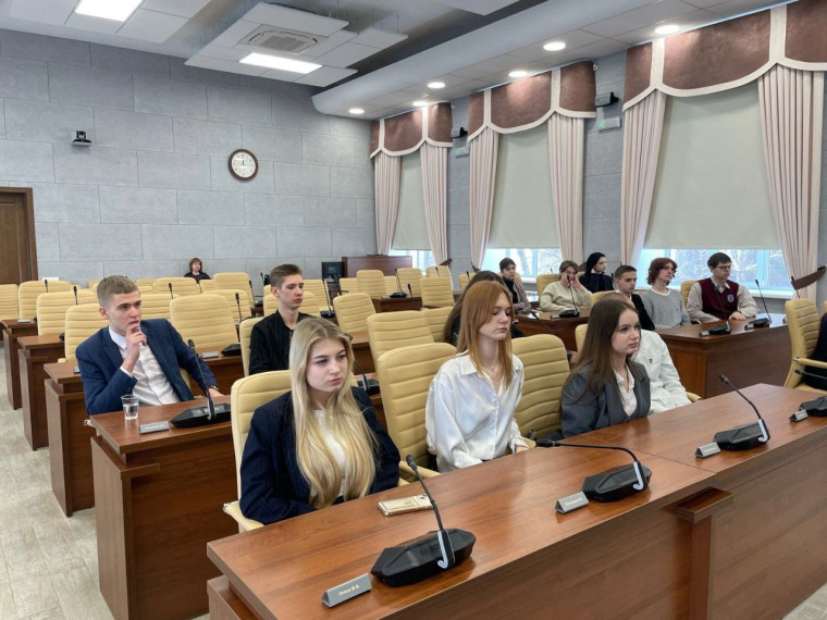 27 февраля ученики 10А класса вместе с классным руководителем О.А. Прошиной побывали на экскурсии в Барнаульской городской Думе..