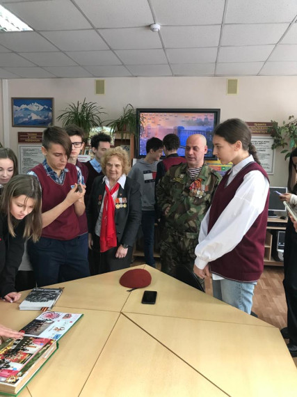 5 декабря  в библиотеке лицея состоялась встреча с учащимися 10 «А» класса ветерана боевых действий на Северном Кавказе.